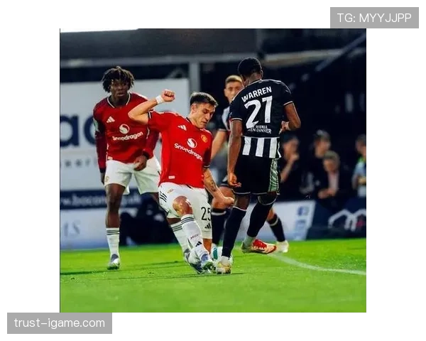 滕哈赫战术革新显成效，中锋新角色成攻防转换关键