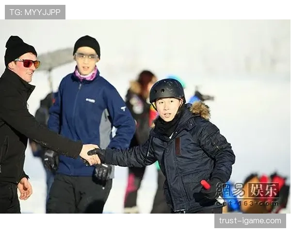 李小鹏画风突变，家庭聚会秒变豪华影棚？这反差有点大啊