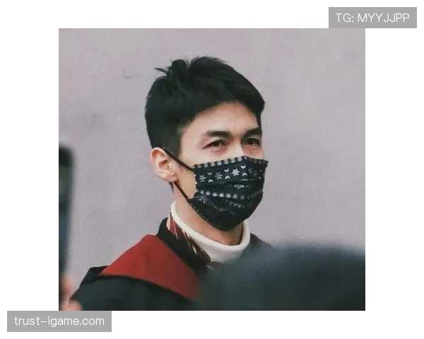 武大靖拎着两袋速冻饺子走出小超市，笑死，这也太生活了