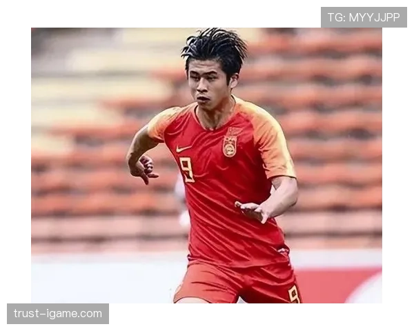 张玉宁晒家居照？沙发后那台钢琴能买我好几年的房租