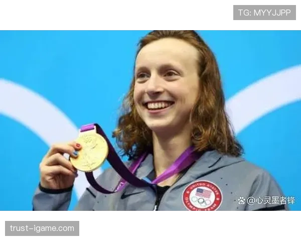 凯蒂·莱德基泳池边居然是这样，奢侈到让人怀疑她是不是明星啊？